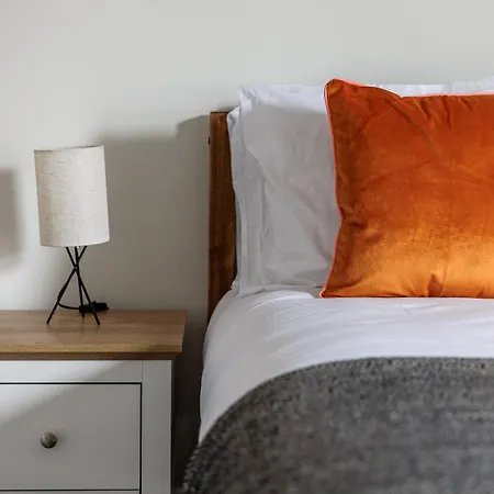 3 Bedroom Perfect For Contractors Apartment