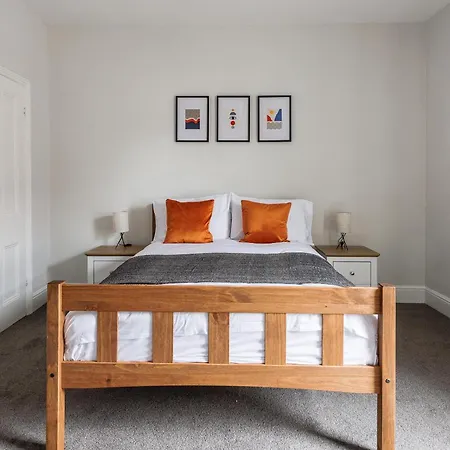 3 Bedroom Perfect For Contractors Apartment