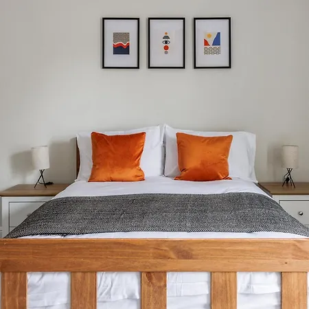 3 Bedroom Perfect For Contractors Apartment