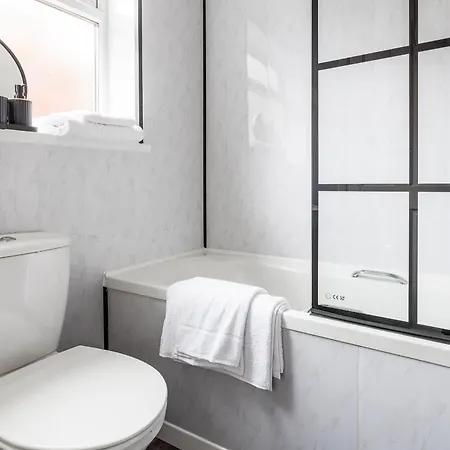 3 Bedroom Perfect For Contractors Apartment