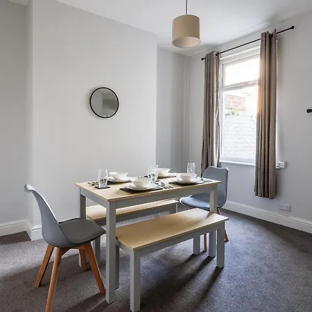 3 Bedroom Perfect For Contractors Apartment *