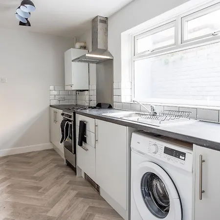 3 Bedroom Perfect For Contractors Apartment *